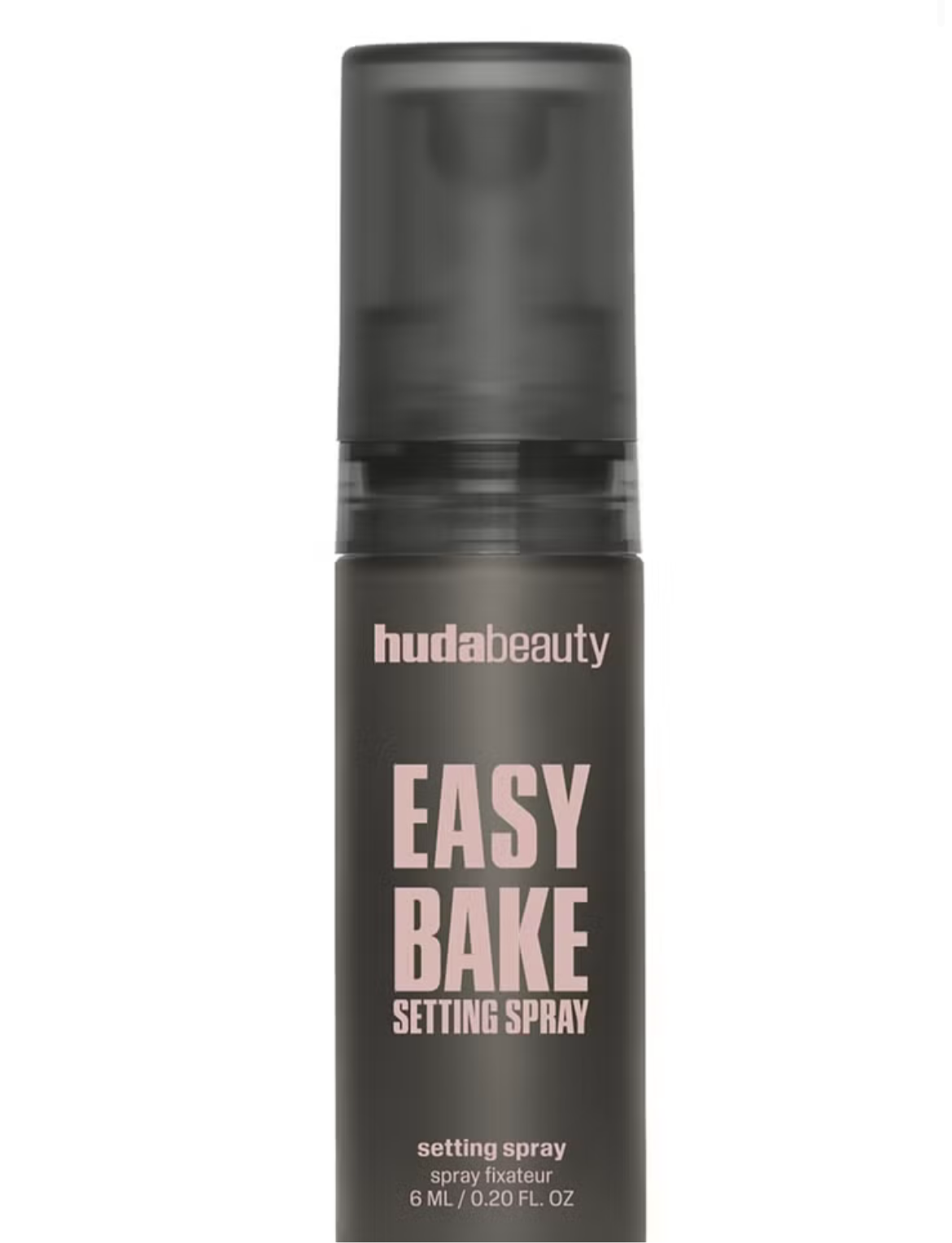 HUDA BEAUTY - 6ml
Easy Bake Setting Spray - Spray Fissante Trucco Per 16 Ore