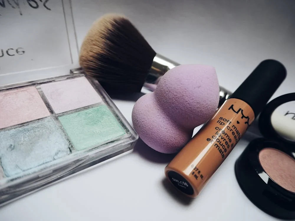 MAKE UP